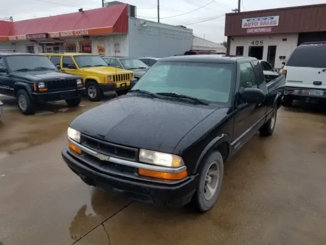 2001 Chevrolet S10 Extended Cab — photo 1