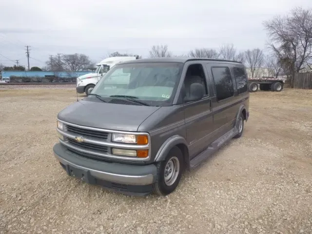 1999 Chevrolet G1500 Express Cargo — photo 1