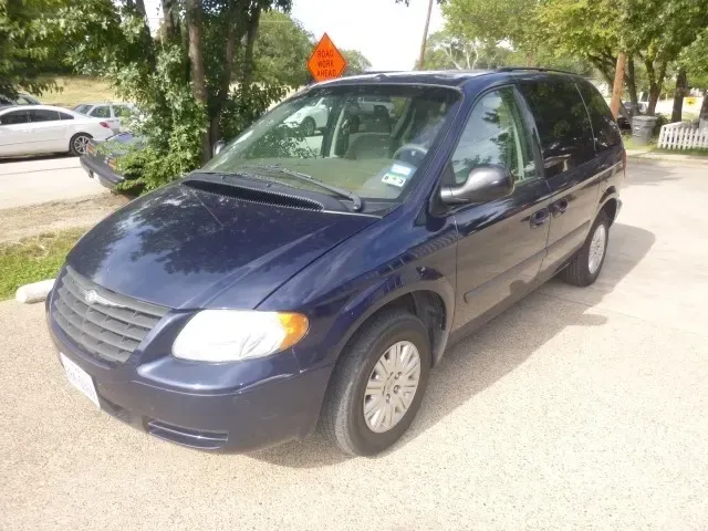 2006 Chrysler Town and Country Base — photo 1